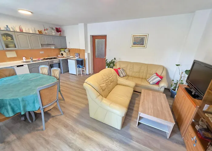 דירה Im Erdgeschoss Mit Terrasse Und Grill By Interhome
