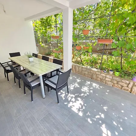 Im Erdgeschoss Mit Terrasse Und Grill By Interhome Apartmán