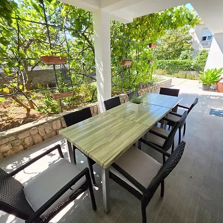 Apartmán Im Erdgeschoss Mit Terrasse Und Grill By Interhome Novi Vinodolski